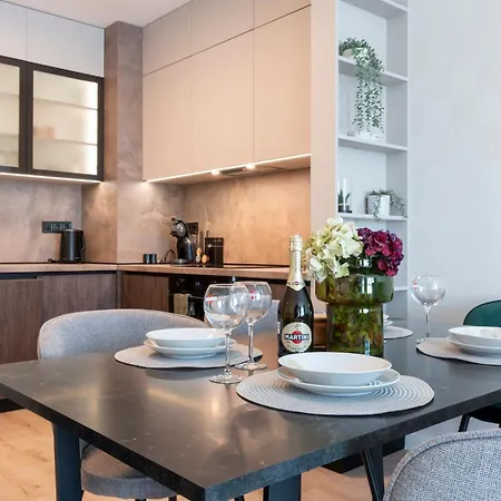 Three Hills Premium Near Center Апартамент